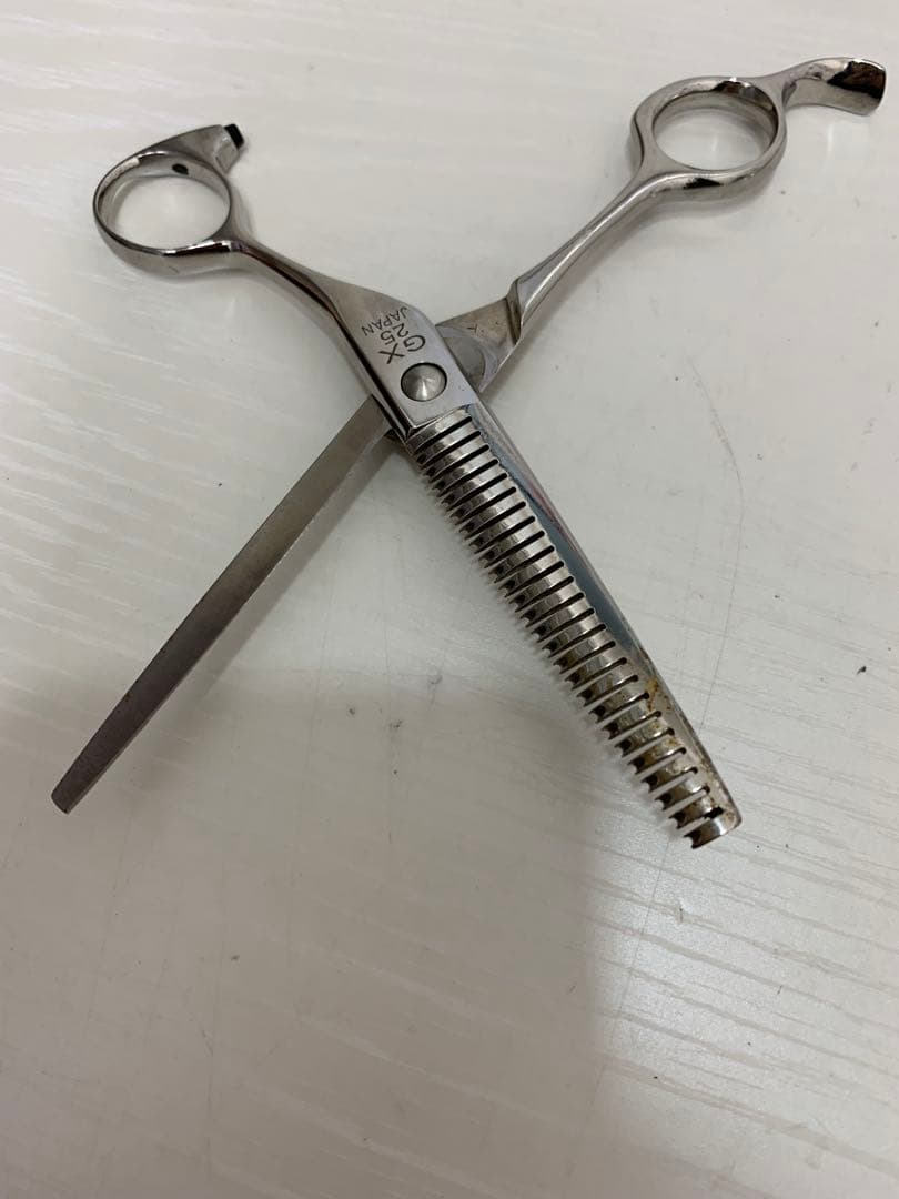 美容師　ハサミ　ヘアカット