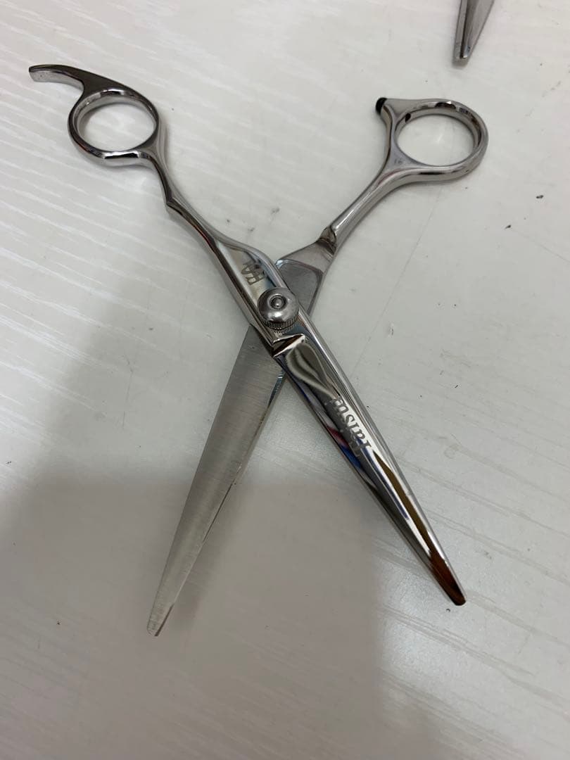 美容師　ハサミ　ヘアカット