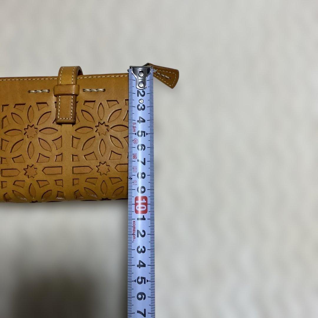 (美品) genten ゲンテン　カットワークレザー　二つ折り財布　オシャレ