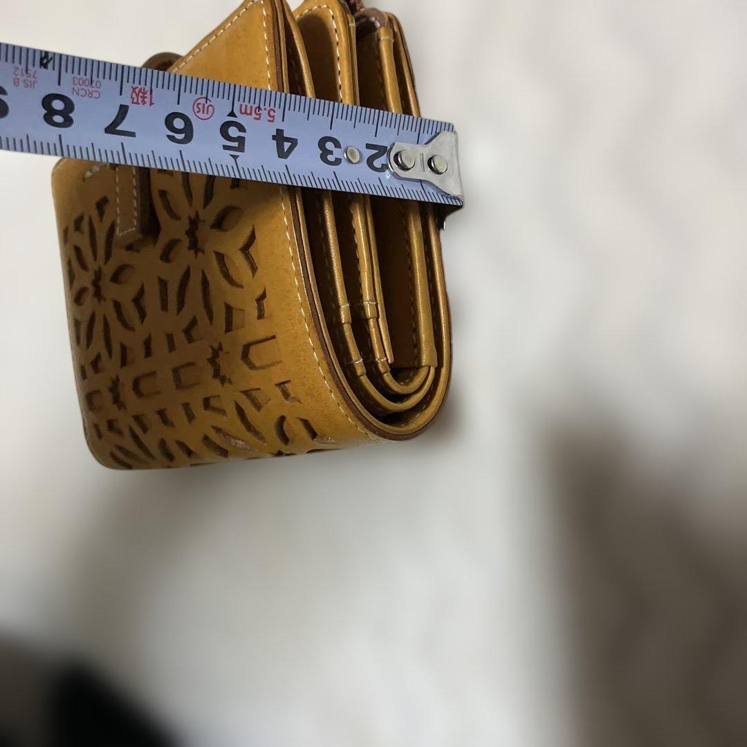 (美品) genten ゲンテン　カットワークレザー　二つ折り財布　オシャレ