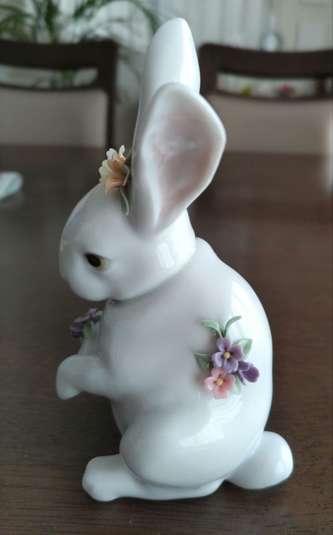 リヤドロ　花飾りの白ウサギ