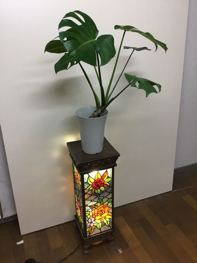 大輪のバラ咲くステンドグラスのアンティークな光柱　ポーチや通路に置くのに最適