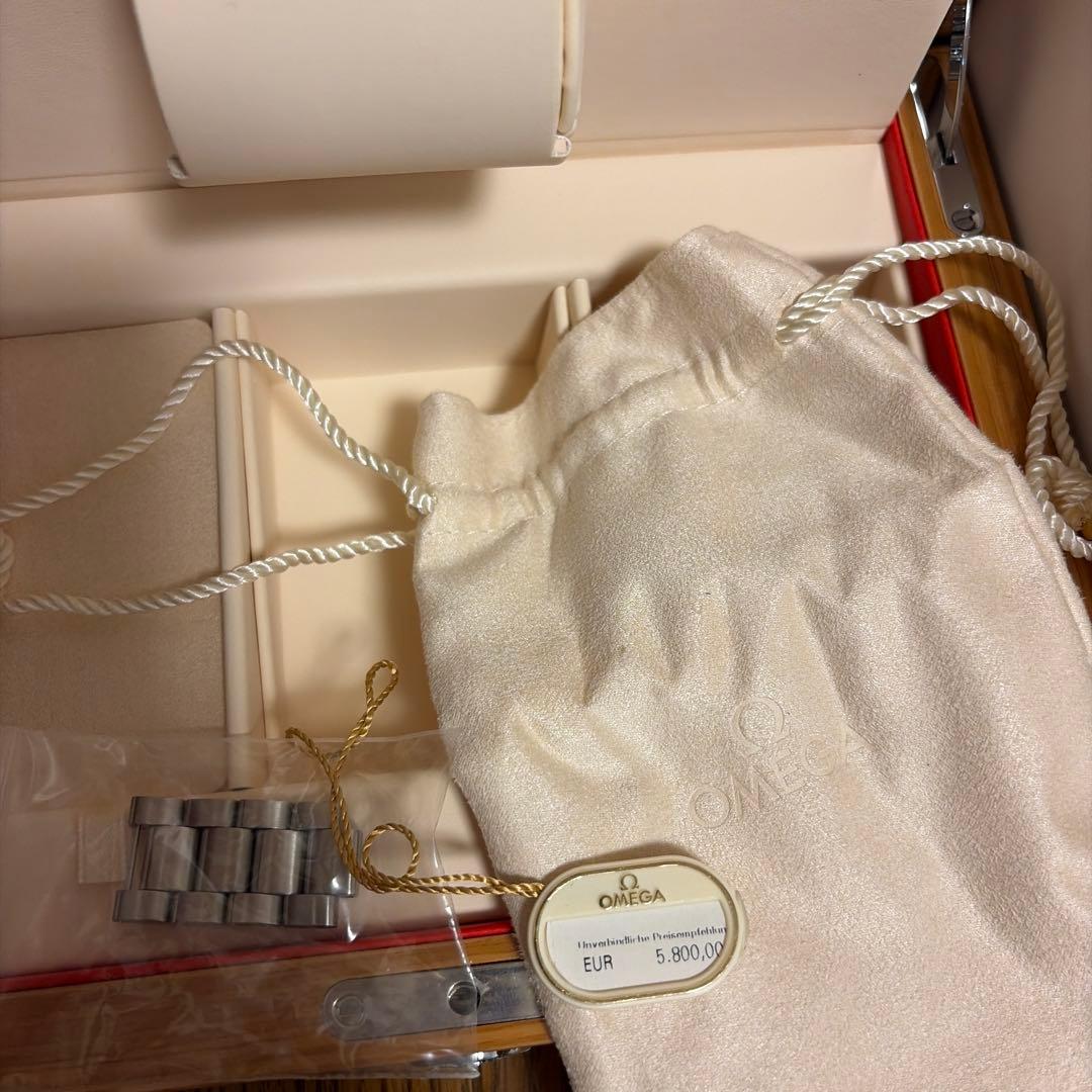 高級感あふれるOMEGAの木製ケース、レザー調内装付き。