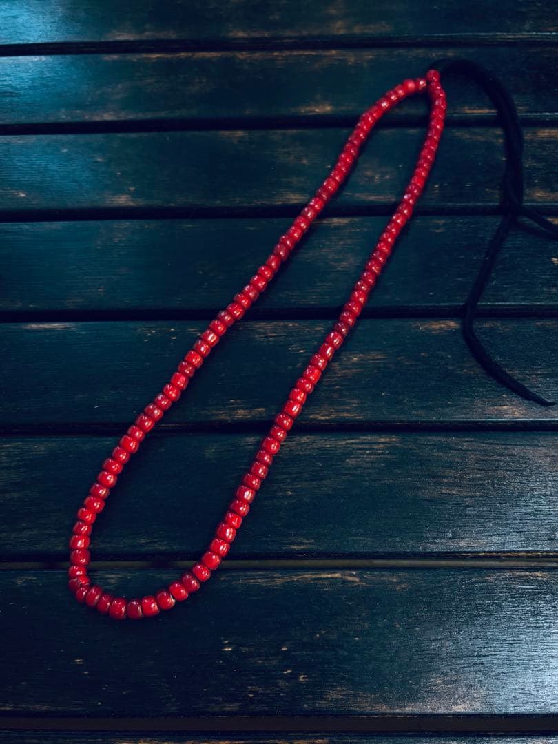 「希少血赤」アンティークビーズ　ホワイトハーツ　大粒より