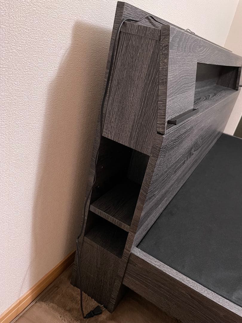 クイーンベッドフレーム ブラックグレー 木目調LED・コンセントUSBポート・棚