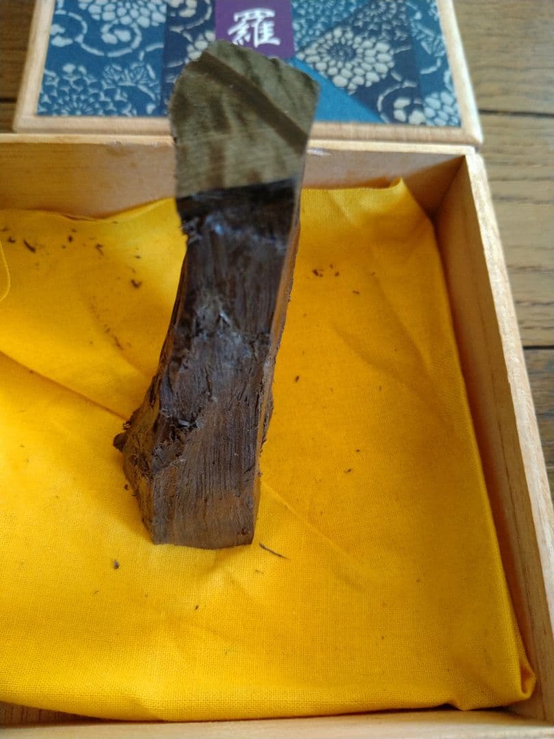 香木.伽羅.沈香.六国五味. 36.31g 木箱入り