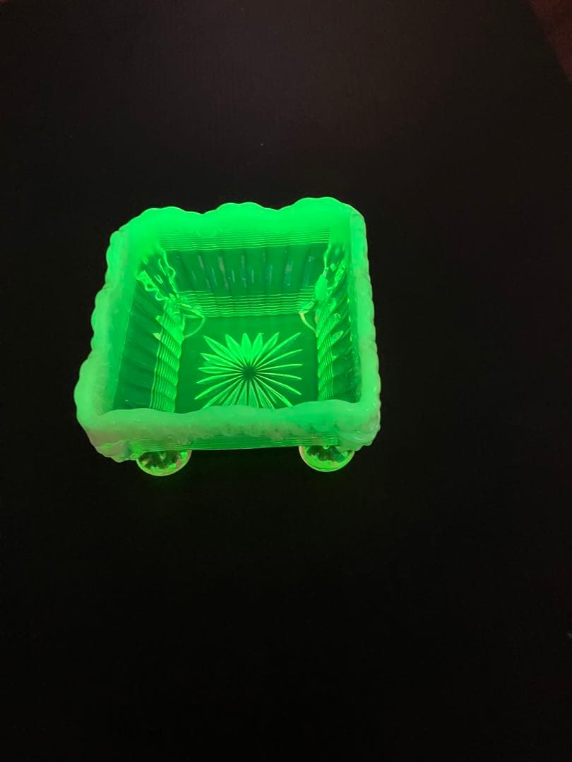 アンテイーク ウランガラス製の四角小物入れ ヴァセリン　ガラス　ブラックライト付