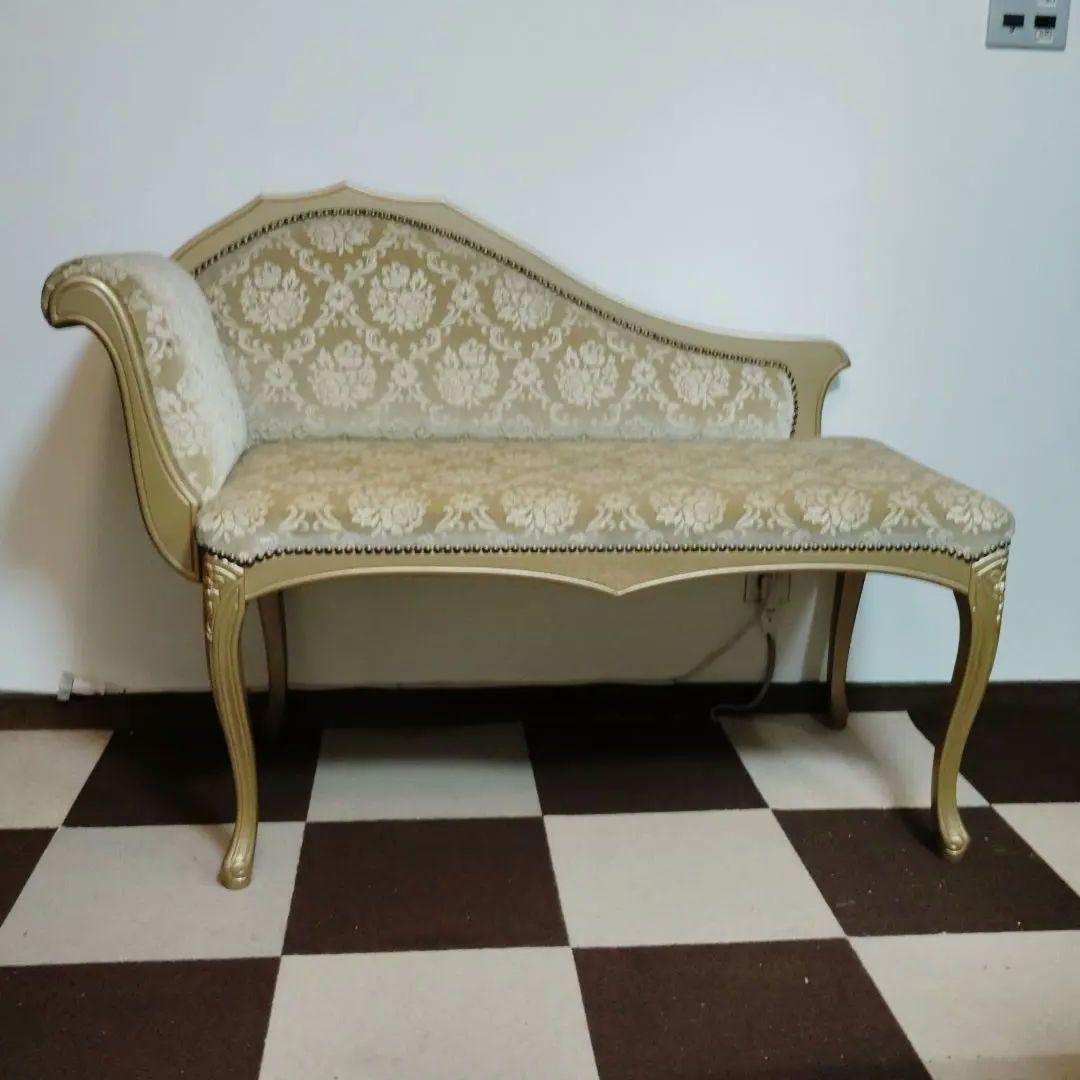 クラシック花柄クリーム色ソファ
