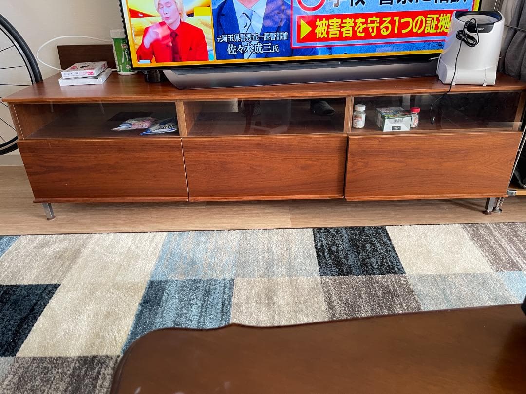 Hettich製 モダンテレビ台 ガラス天板付き