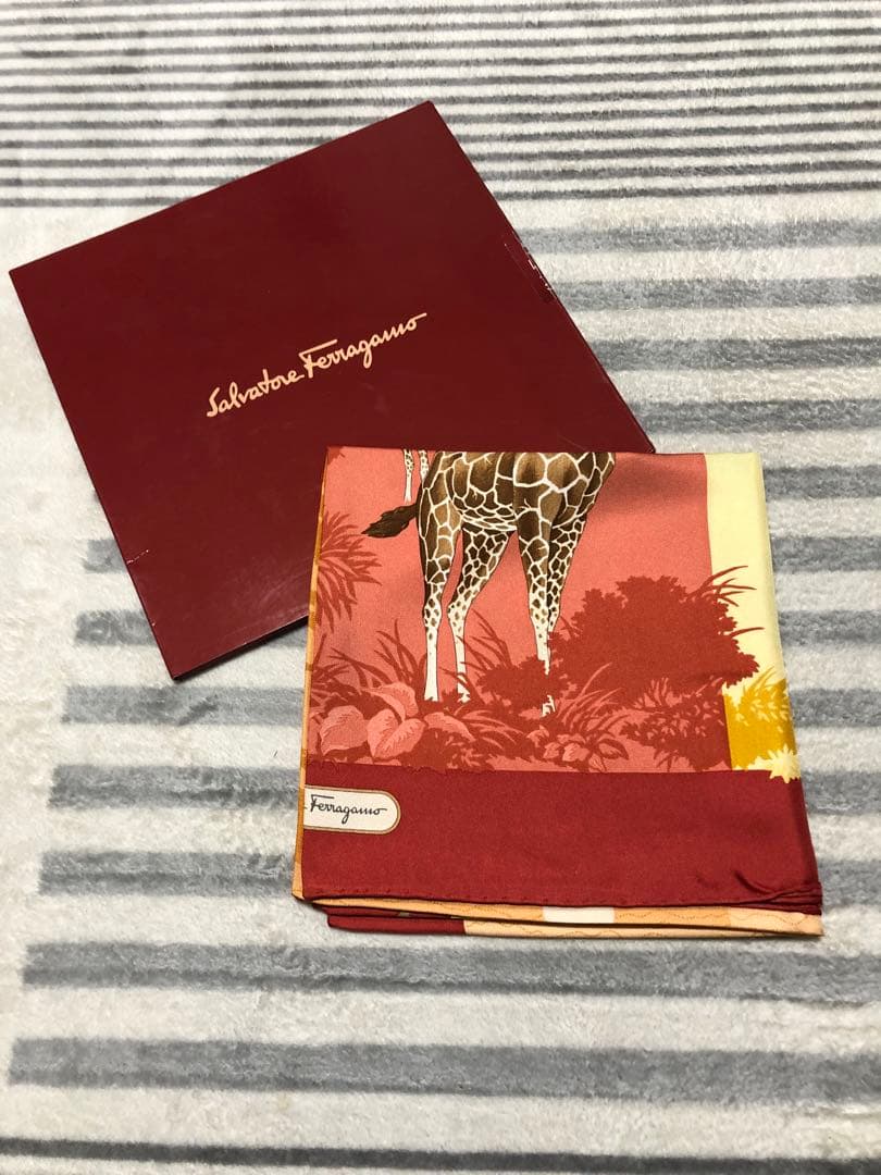 Salvatore Ferragamo シルクスカーフ