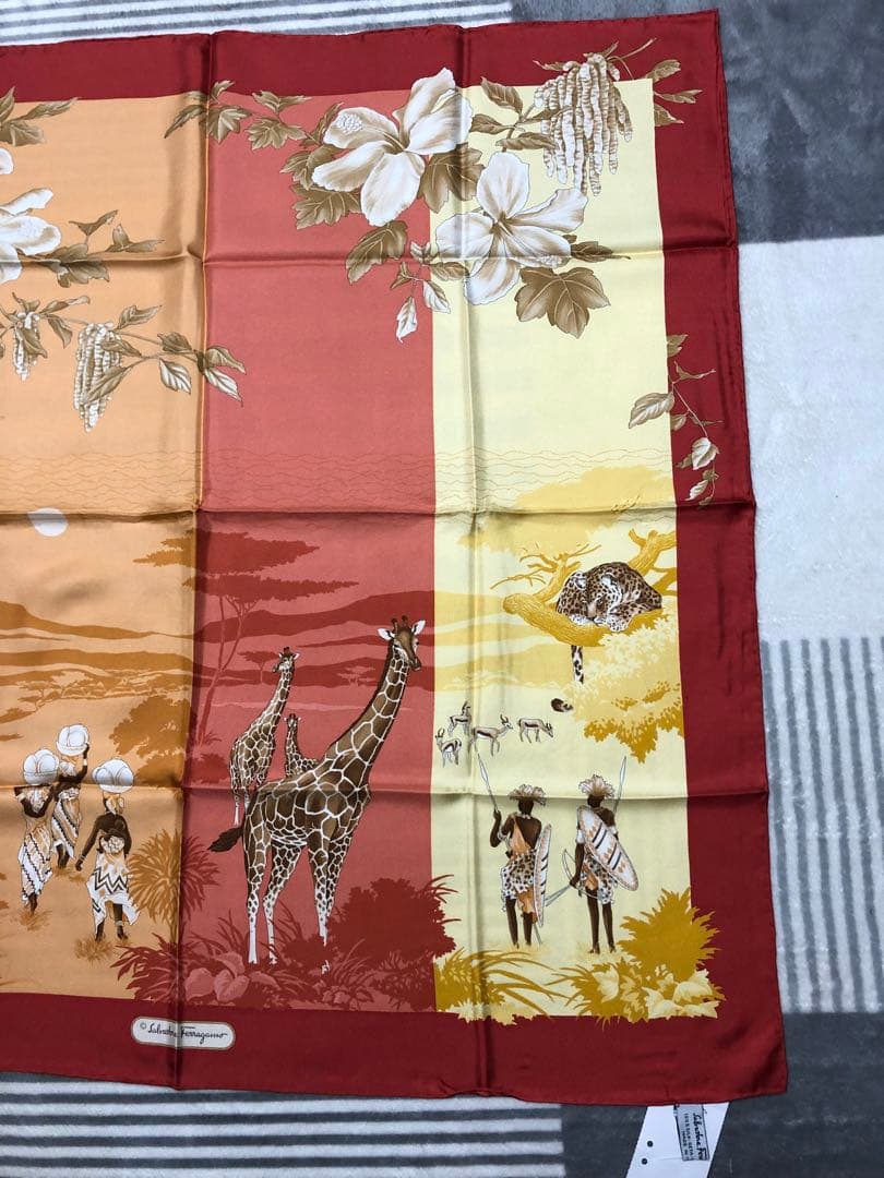 Salvatore Ferragamo シルクスカーフ