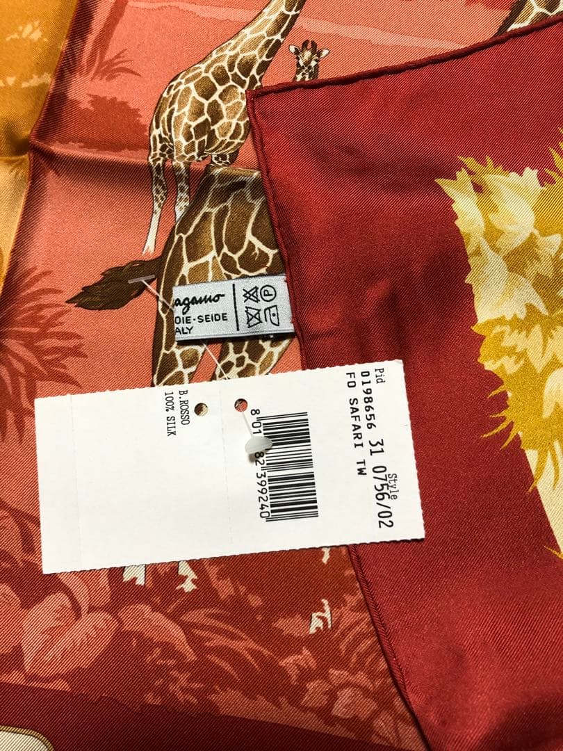 Salvatore Ferragamo シルクスカーフ