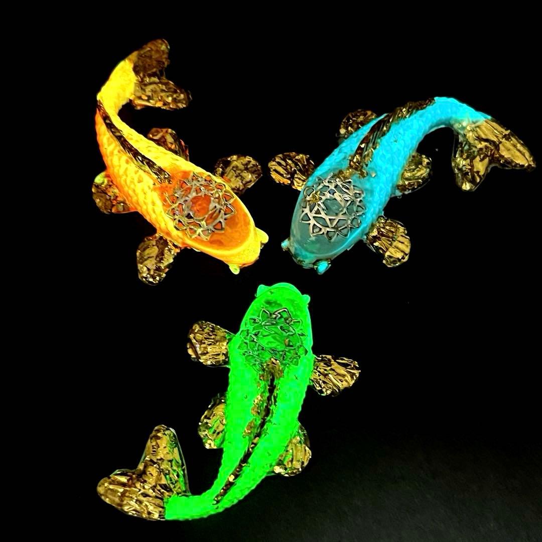 蓄光タイプの鯉(コイ)のオルゴナイト【ホワイト→ブルー】