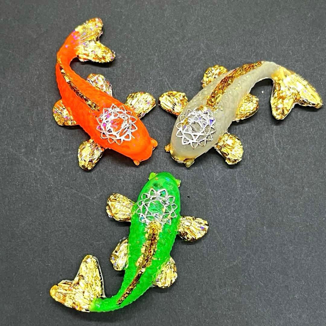 蓄光タイプの鯉(コイ)のオルゴナイト【ホワイト→ブルー】