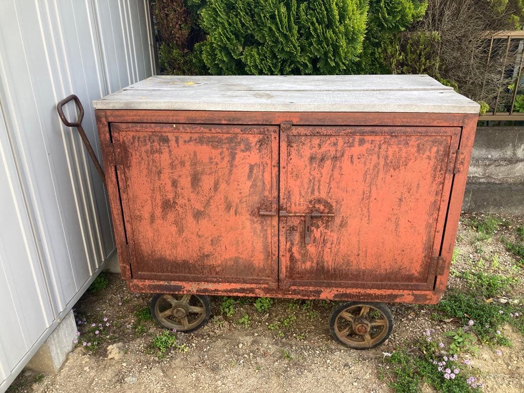 （直接引取限定）鉄製　観音扉収納庫　天板木製　ハンドリフトもどき付き