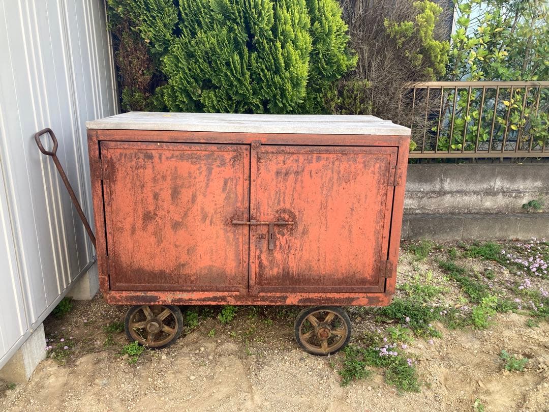 （直接引取限定）鉄製　観音扉収納庫　天板木製　ハンドリフトもどき付き