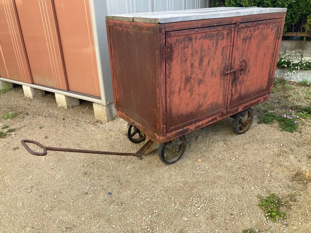 （直接引取限定）鉄製　観音扉収納庫　天板木製　ハンドリフトもどき付き