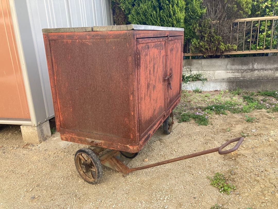 （直接引取限定）鉄製　観音扉収納庫　天板木製　ハンドリフトもどき付き