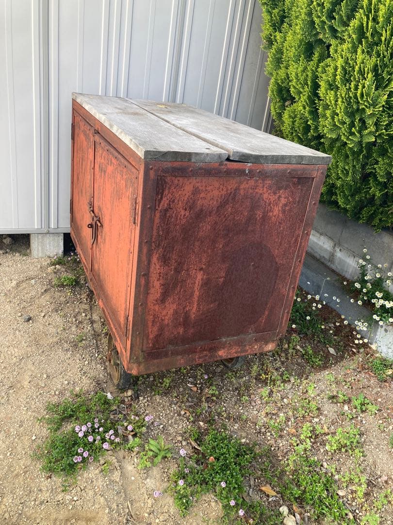 （直接引取限定）鉄製　観音扉収納庫　天板木製　ハンドリフトもどき付き