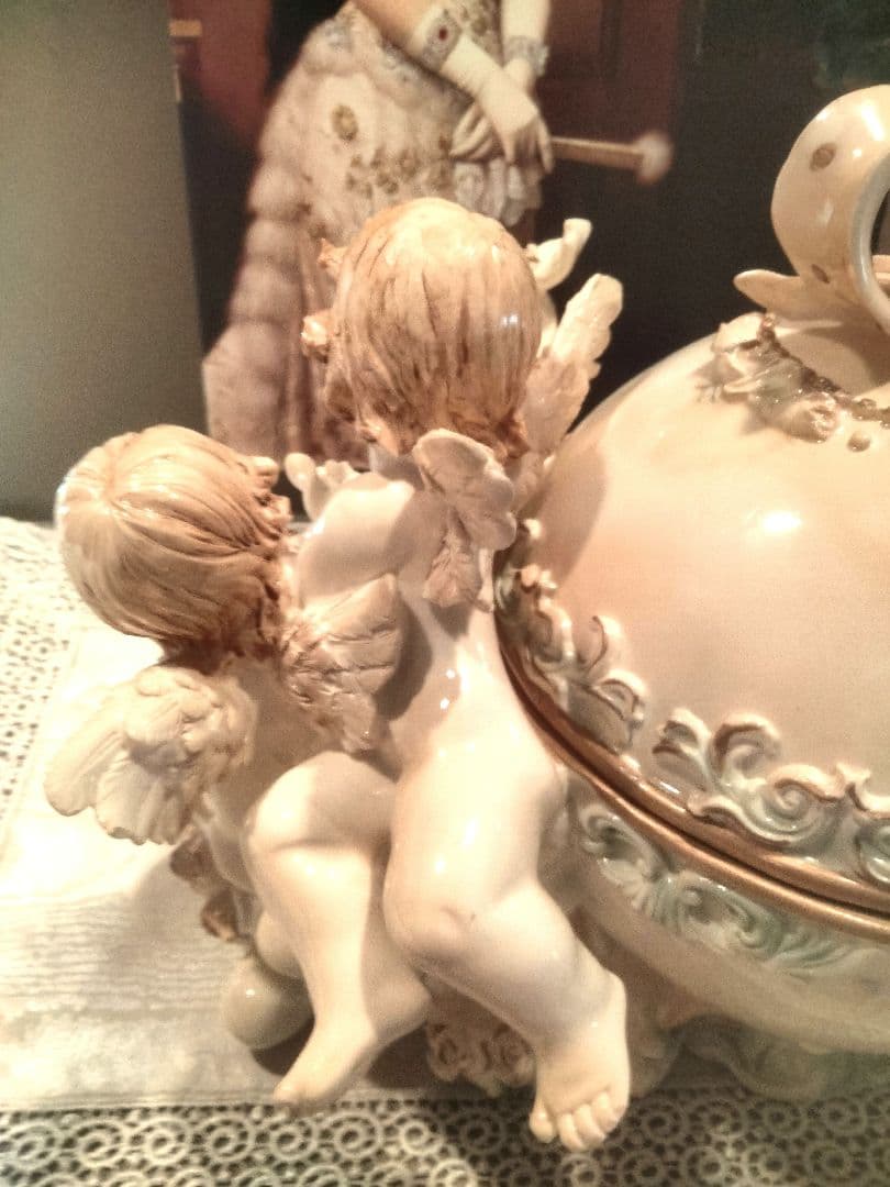 天使のオブジェと華麗なるオーストラリア大宮殿展