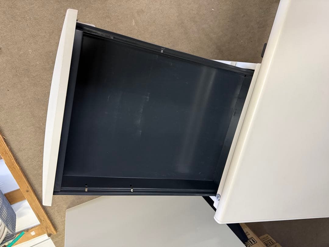 在庫あり　イトーキ　片袖机　幅110cm コンセント付 鍵付き　スチールデスク