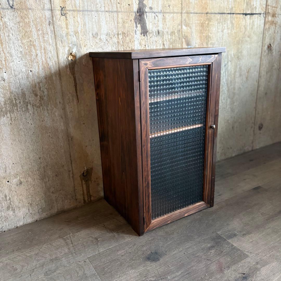 チェッカーガラスのミニキャビネット　収納棚