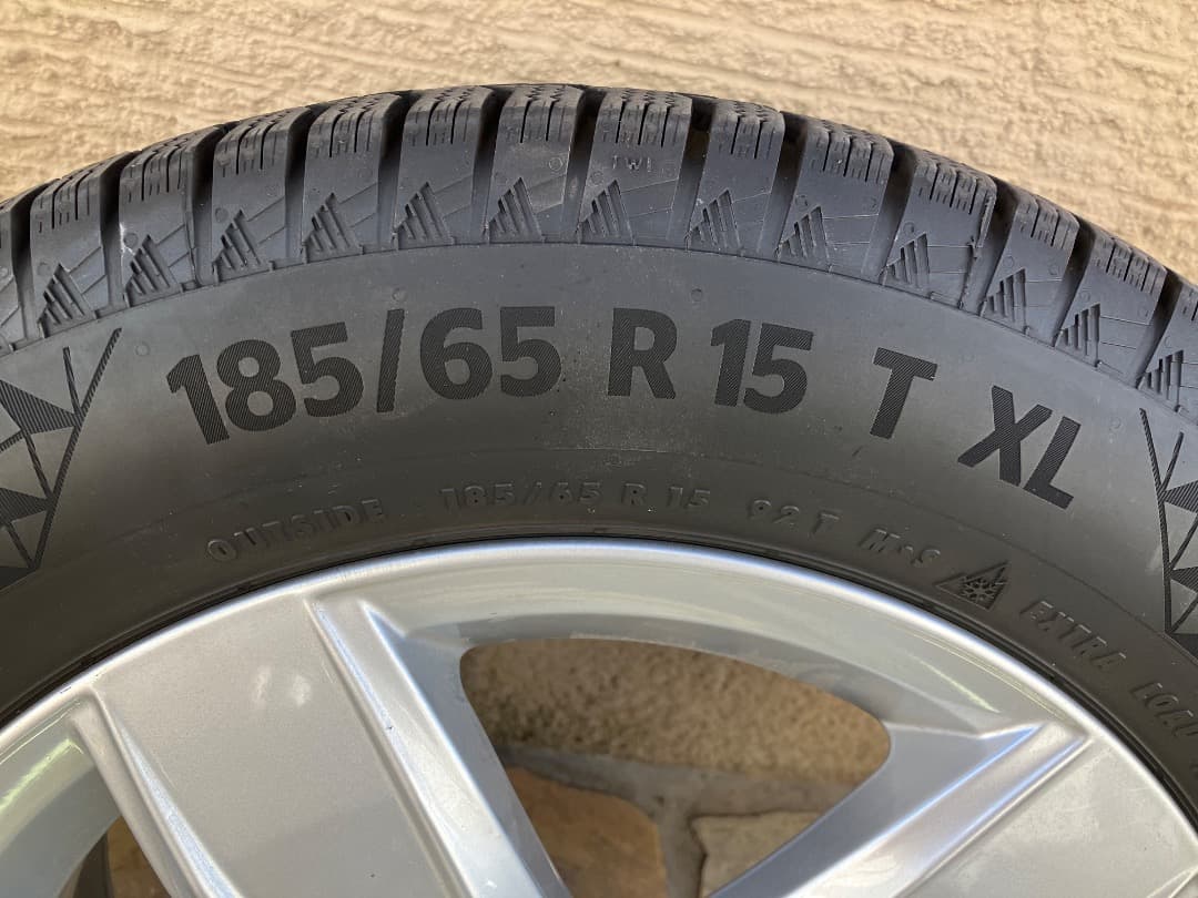 ポロ スタッドレスタイヤ　ホイール４本セット 185/65 R 15
