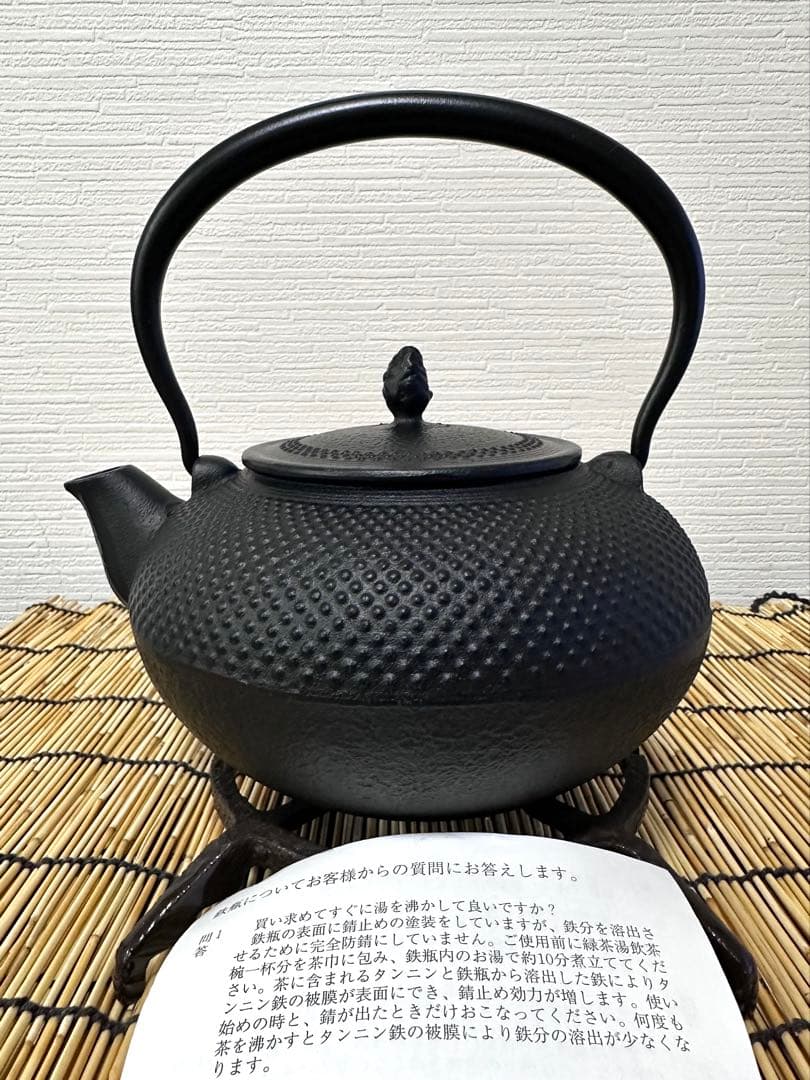 未使用品、栞付　南部運南堂鍋元造　南部鋳吉銘１５型アラレ　南部鉄瓶　南部鉄器