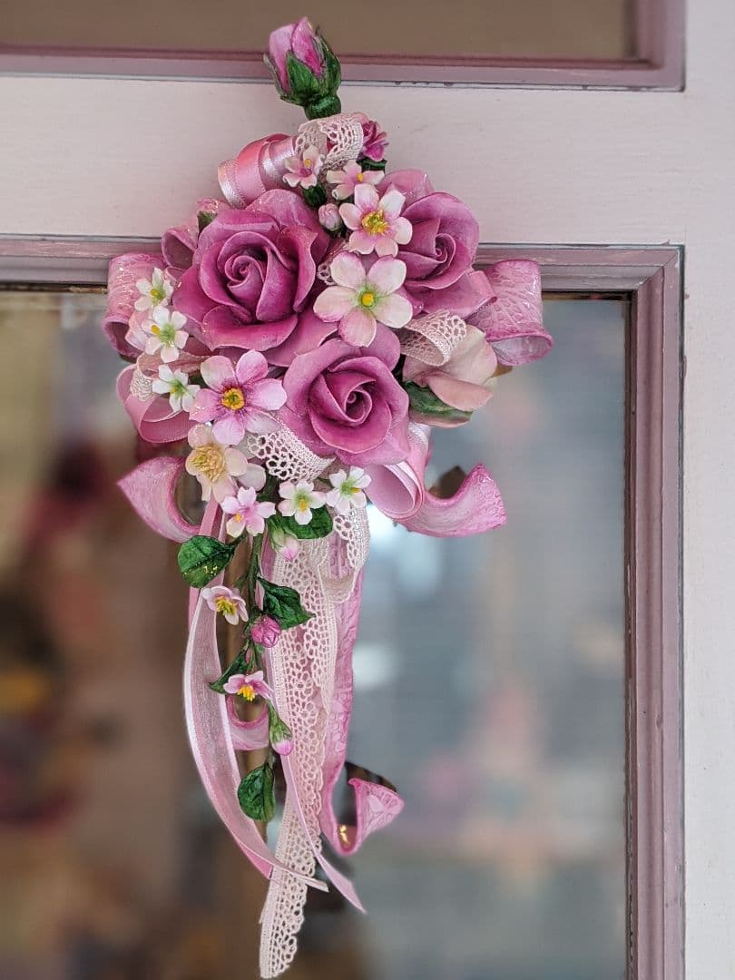 【ひろりん】クレイフラワー♡リボン台の薔薇の壁掛け