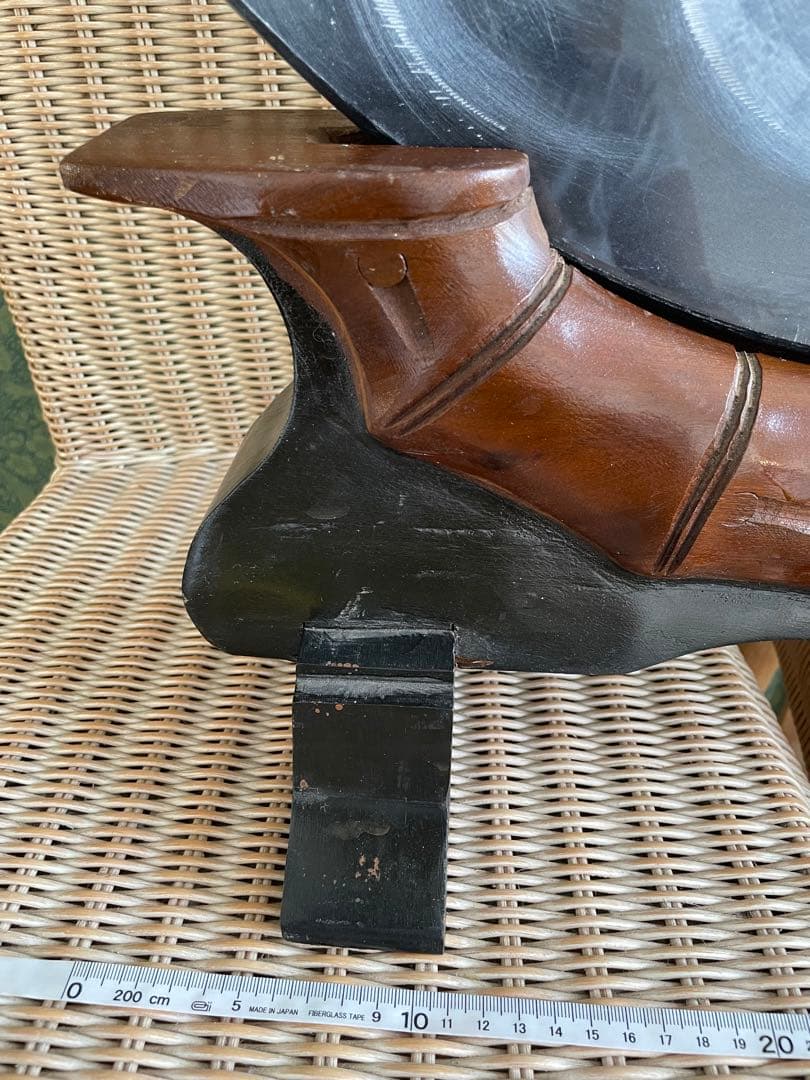 庵治石　石の龍　龍の彫刻　ドラゴン絵柄の円形置物　直径61㎝　高さ78㎝　木製台