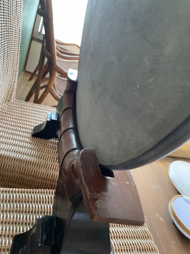 庵治石　石の龍　龍の彫刻　ドラゴン絵柄の円形置物　直径61㎝　高さ78㎝　木製台