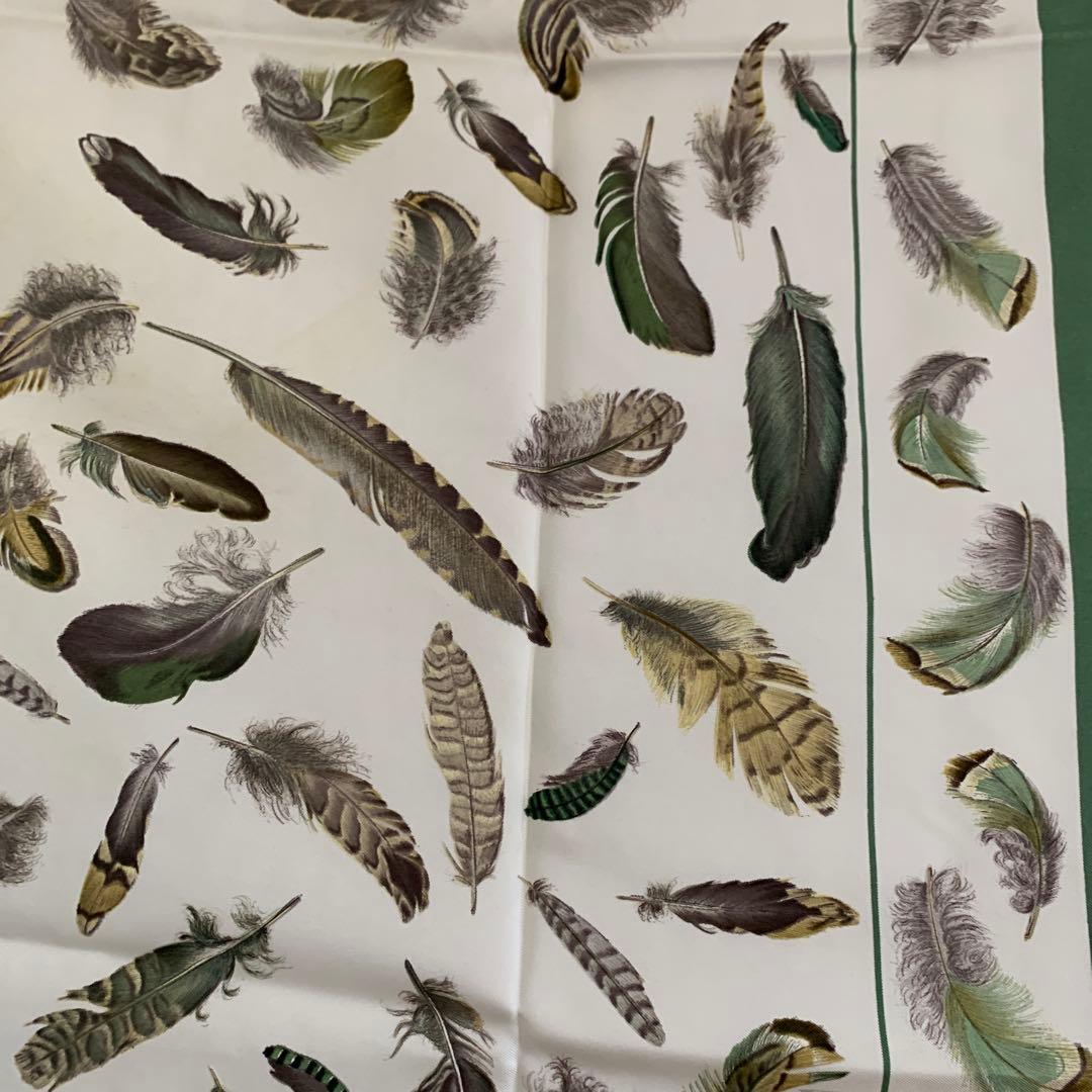 エルメス　カレ　HERMES PLUMS スカーフ グリーン系 羽根柄