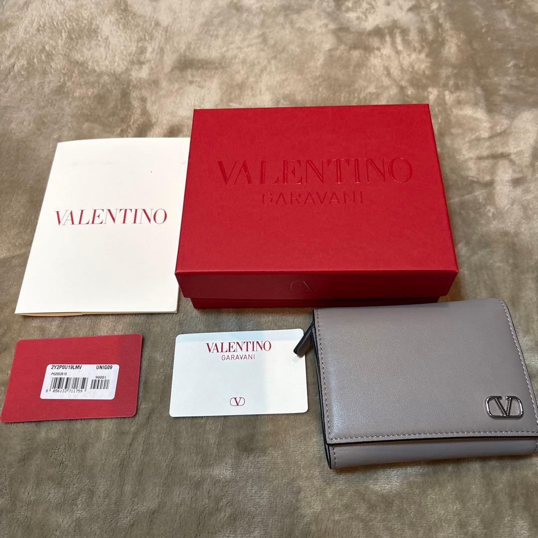 VALENTINOグレー レザー 三つ折り財布 シルバーロゴ
