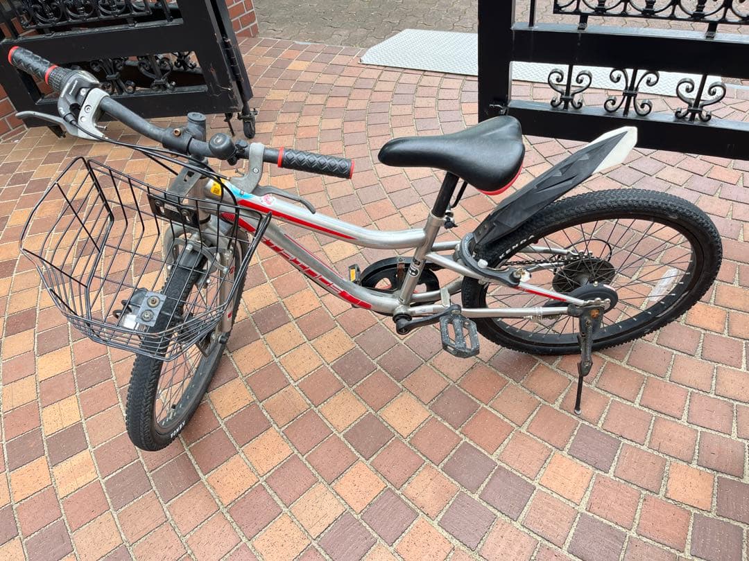 キッズバイク シルバー/レッド 22インチ 前バスケット付き 引き取り限定