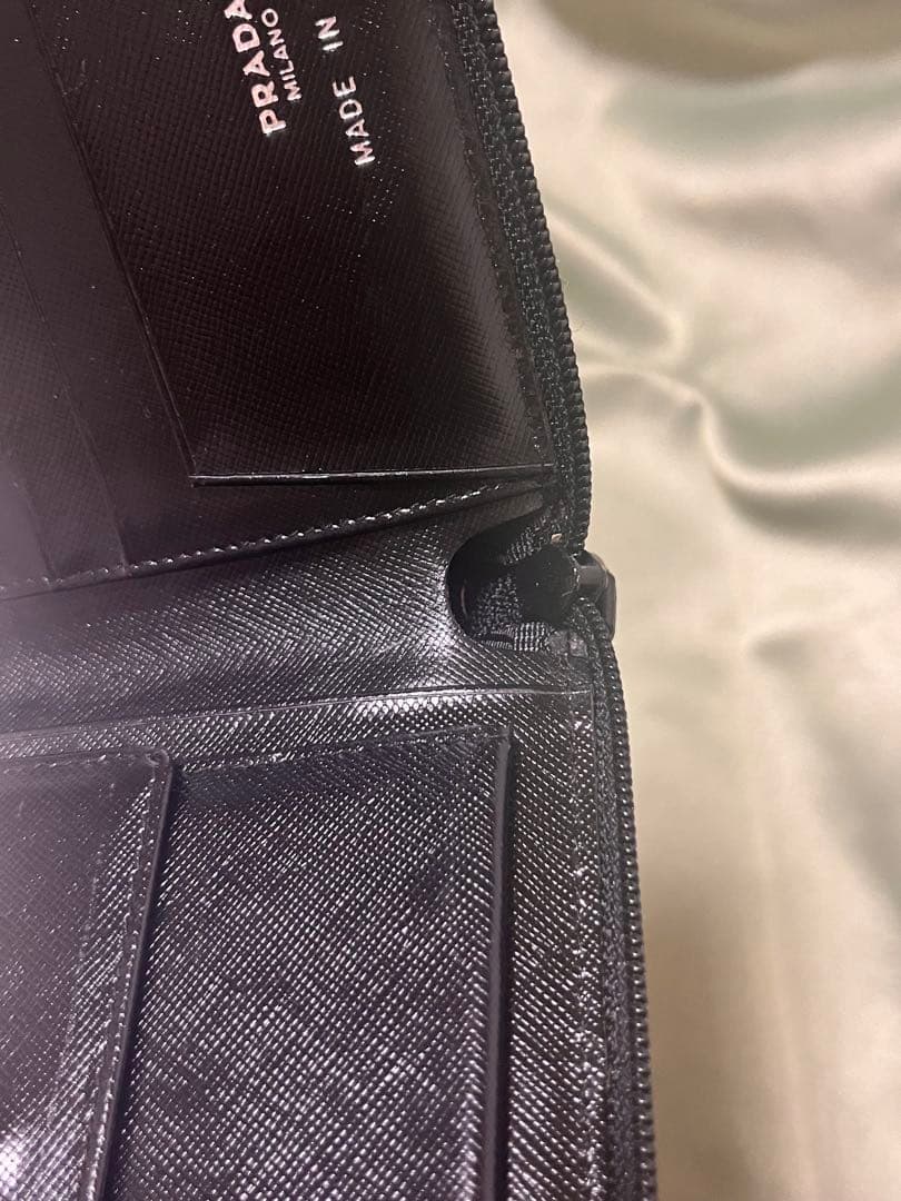 極美品プラダ 二つ折り財布 ナイロン テスート 三角ロゴ 黒 ラウンドファスナー