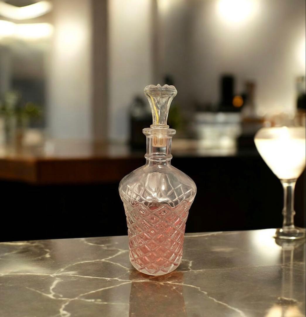 ビンテージ ダイヤモンドカットガラスボトル – 高さ20cmエレガントなデザイン