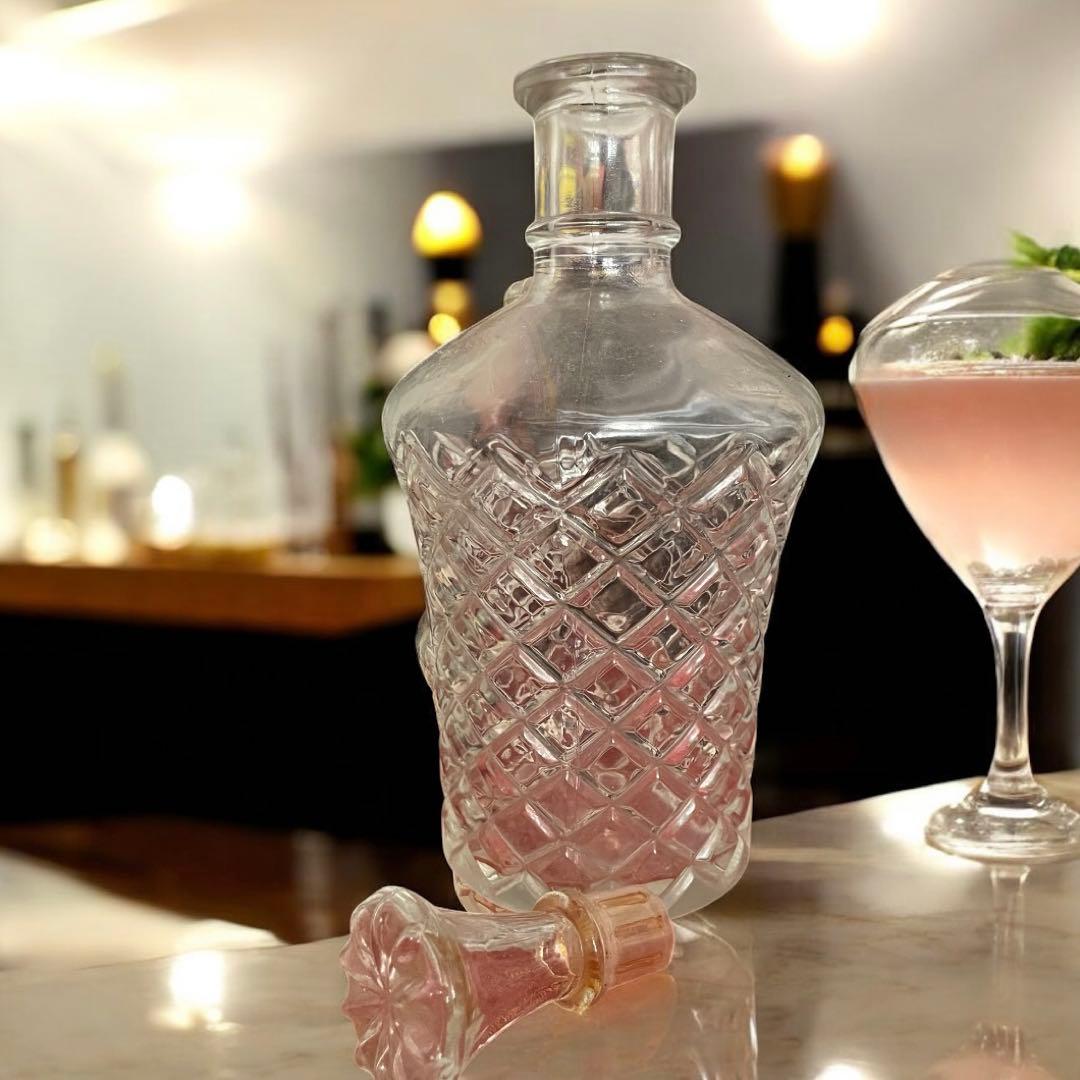 ビンテージ ダイヤモンドカットガラスボトル – 高さ20cmエレガントなデザイン