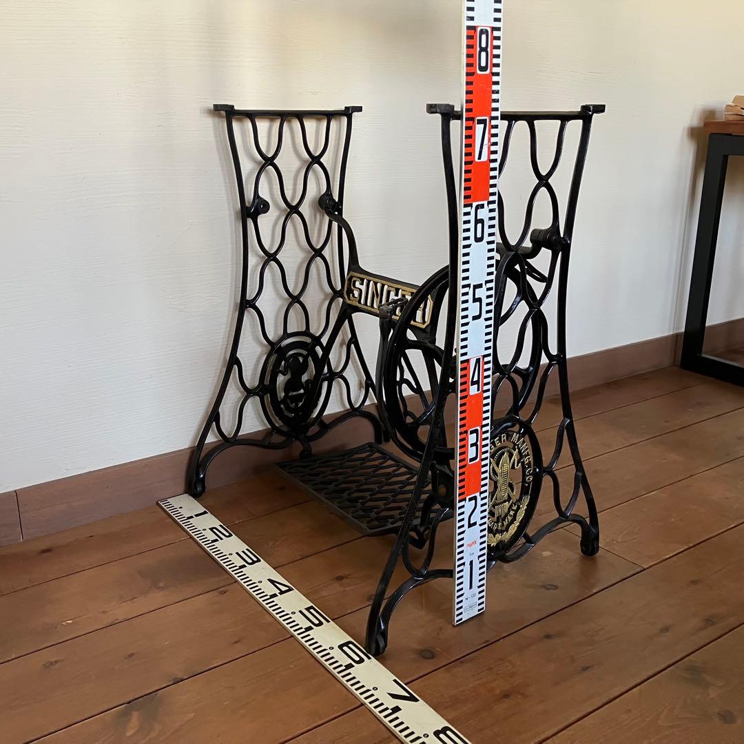 SINGER のミシンテーブルです 網目模様のミシン台 に 希少なラワン材の天板