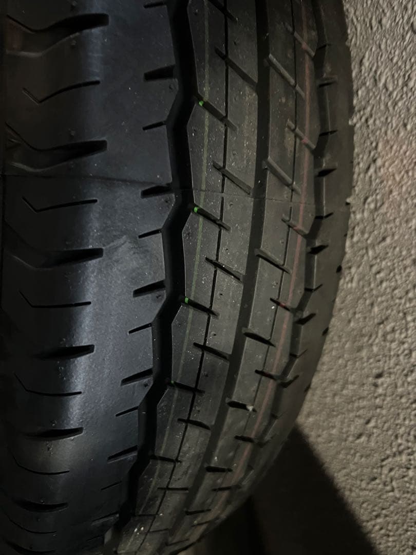 ハイエース純正タイヤ15インチ195/80R15 107/105S