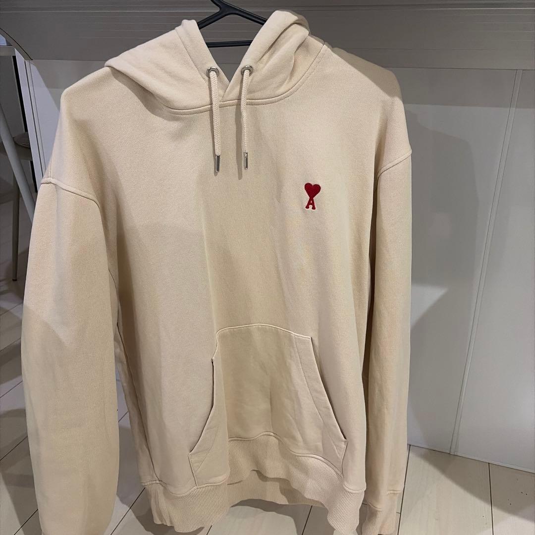 ami ベージュ パーカー ハート刺繍