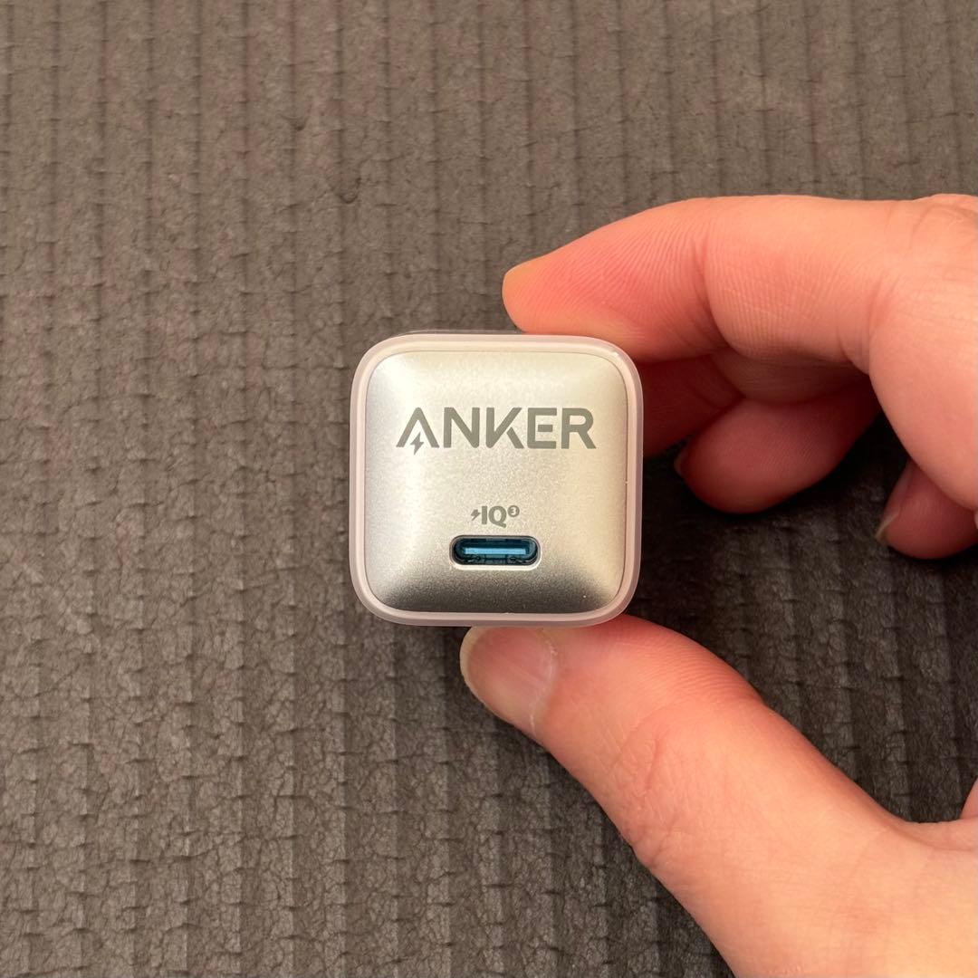 Apple iPhone SE 第三世代 ケース付き Anker充電器付き