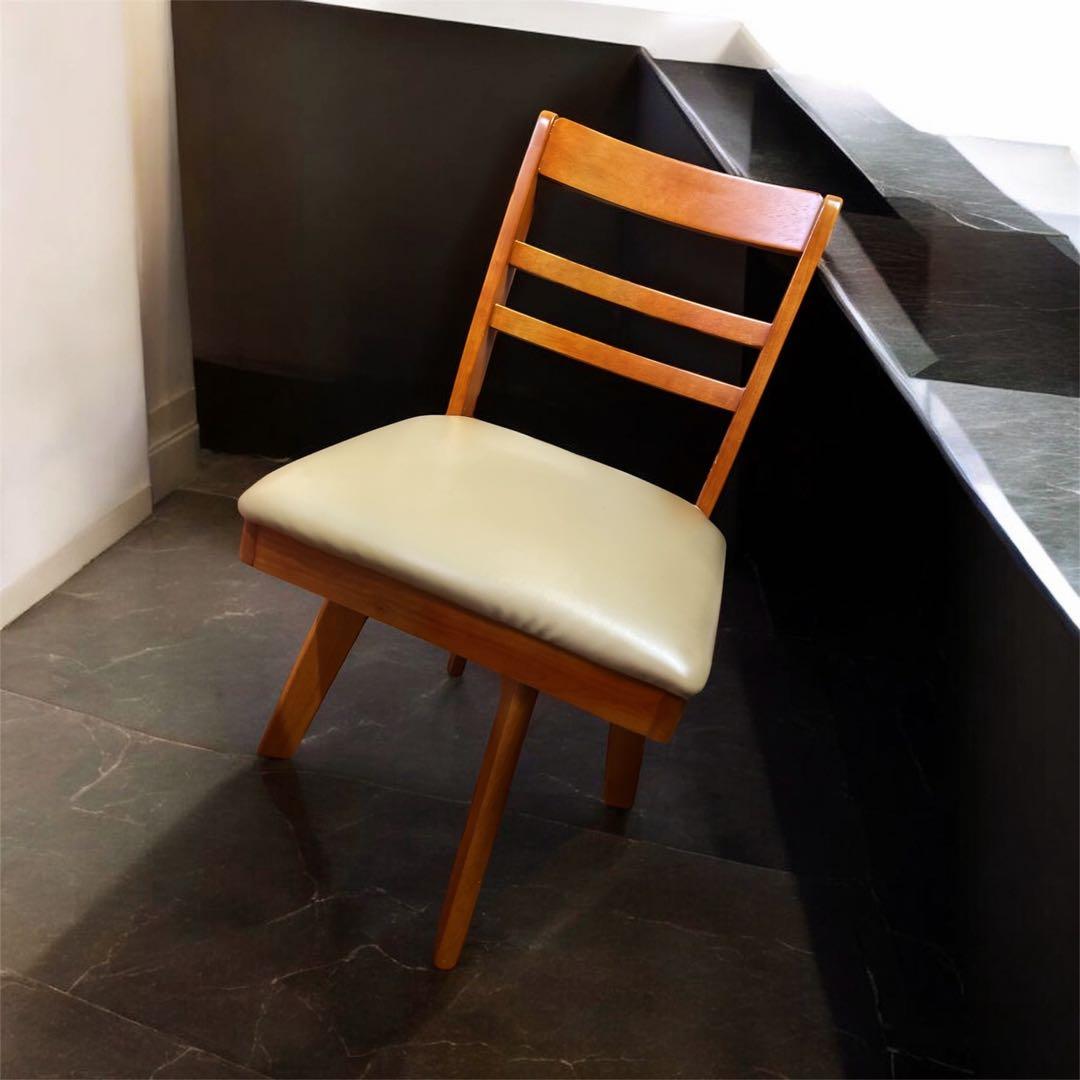 木製スラットバックダイニングチェア 薄クリームグリーン色 左右回転式 ①