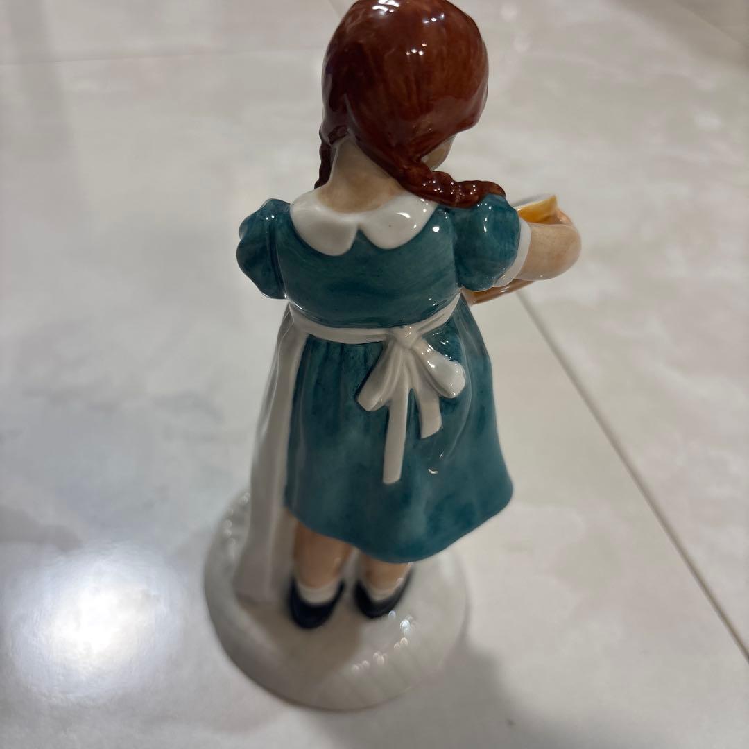 RoyaI DouIton ロイヤルドルトン少女と猫の陶器製置物 約20cm