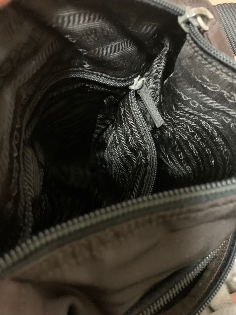 PRADA ナイロン　ショルダーバッグ　ブラウンカラー
