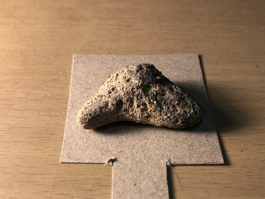 「三角形土版の破片」です。