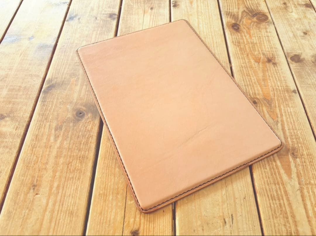 セール　完成品　ハンドメイド 栃木レザー ヌメ革　手縫い　B5 革 下敷き