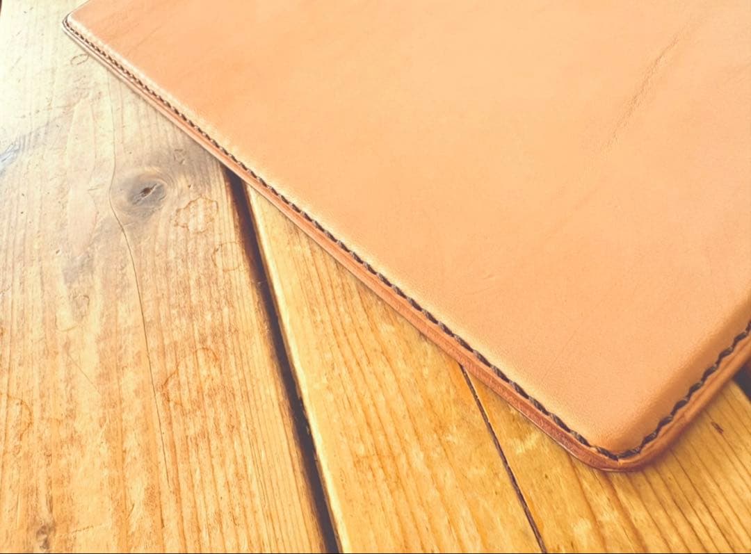 セール　完成品　ハンドメイド 栃木レザー ヌメ革　手縫い　B5 革 下敷き