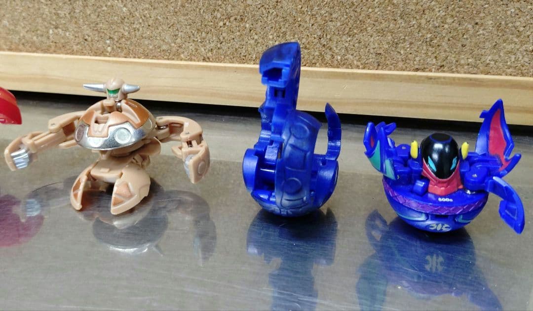 爆丸　32個 内パーツ破損1個 パーツ欠損２個 赤い専用ケース　カード無し