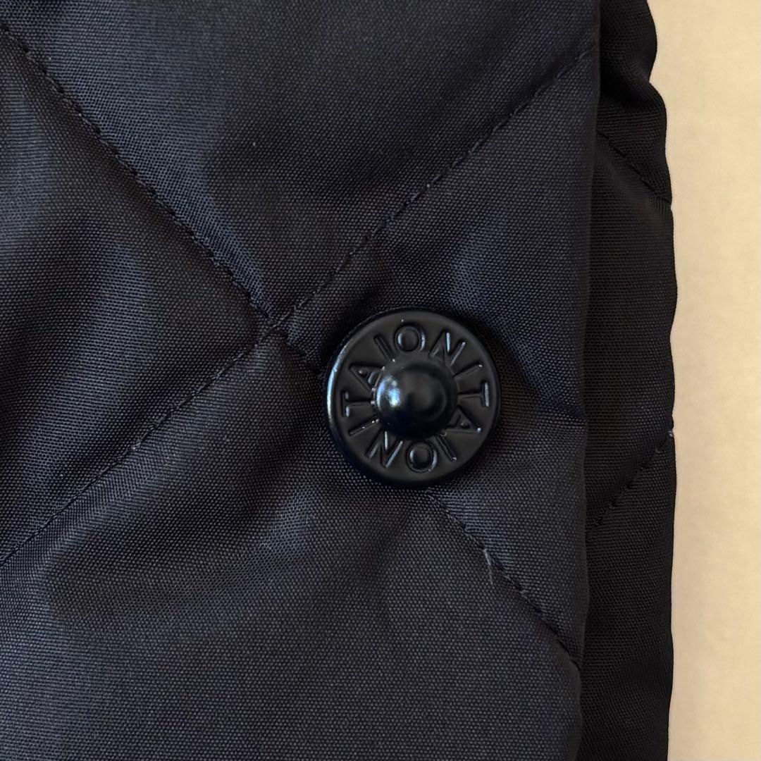 タイオン　パイピングノーカラーキルティングコート　コーデュロイ　ロゴボタン