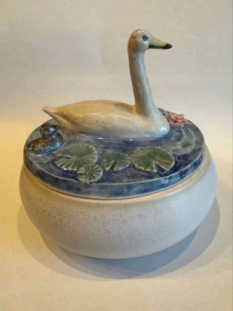 うつわやみたす　白鳥の蓋付き小物入れ